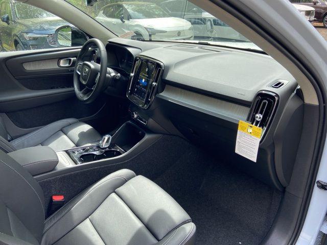 2026 Volvo XC40 Plus, B5 AWD Gas (mild hybrid), Dark