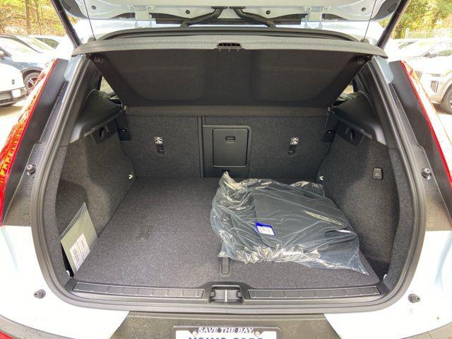 2026 Volvo XC40 Plus, B5 AWD Gas (mild hybrid), Dark