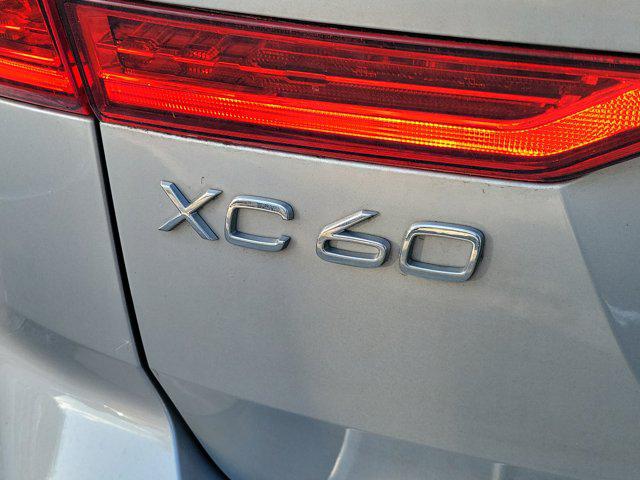 2023 Volvo XC60 B5 Ultimate Dark Theme