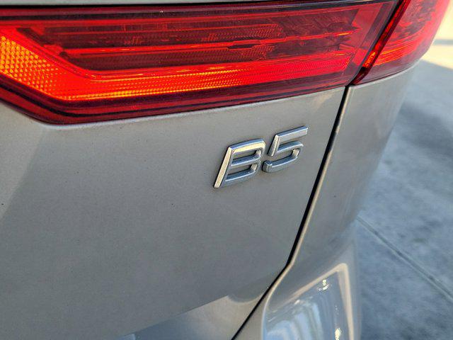 2023 Volvo XC60 B5 Ultimate Dark Theme
