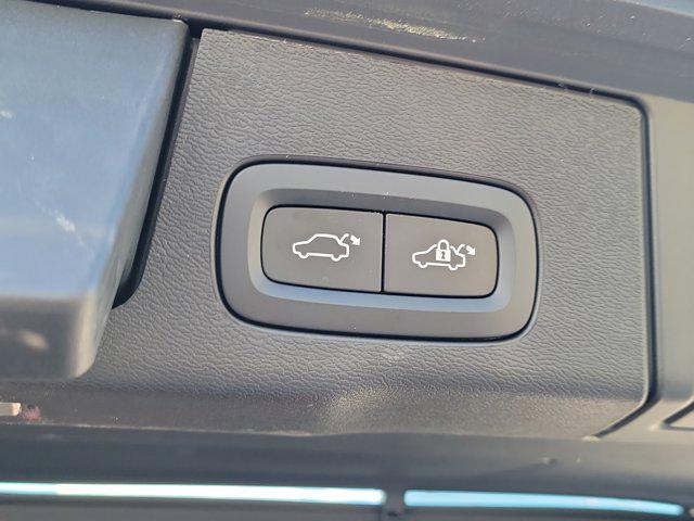 2023 Volvo XC60 B5 Ultimate Dark Theme