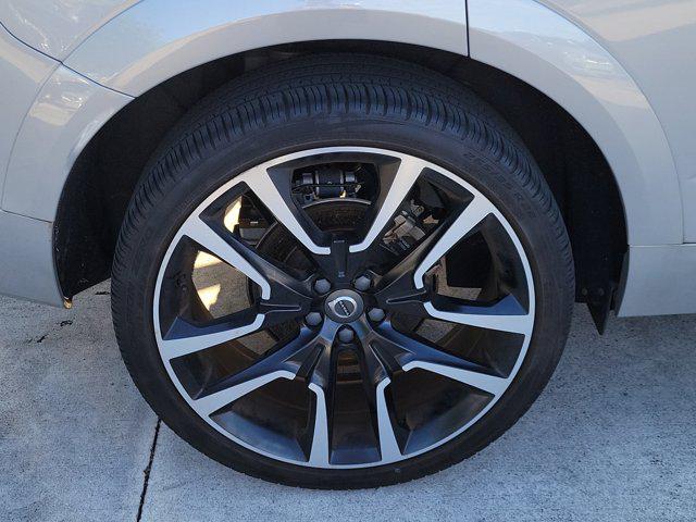 2023 Volvo XC60 B5 Ultimate Dark Theme