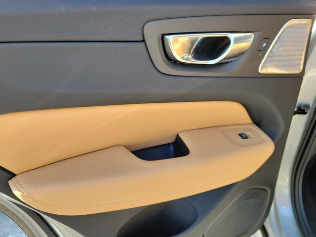 2023 Volvo XC60 B5 Ultimate Dark Theme