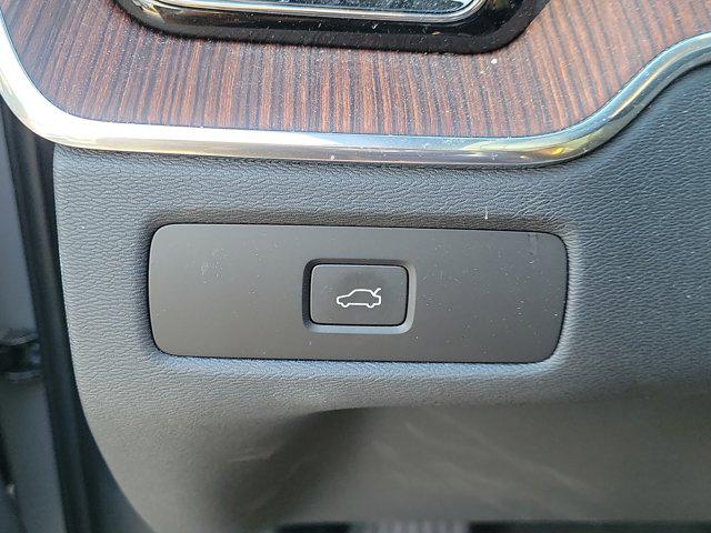 2023 Volvo XC60 B5 Ultimate Dark Theme