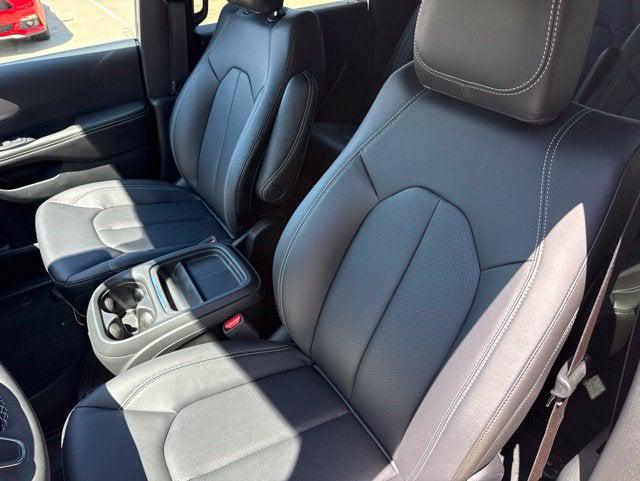 2027 Chrysler Pacifica Select AWD