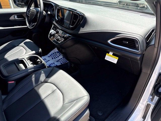 2027 Chrysler Pacifica Select AWD