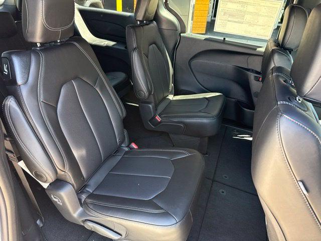 2027 Chrysler Pacifica Select AWD