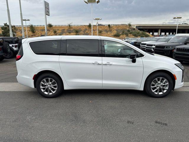 2027 Chrysler Pacifica Select AWD