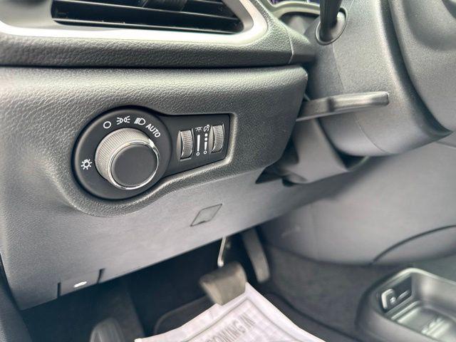2027 Chrysler Pacifica Select AWD