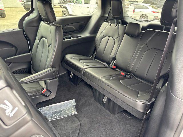 2027 Chrysler Pacifica Select AWD
