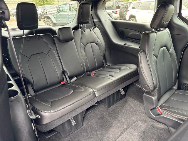 2027 Chrysler Pacifica Select AWD