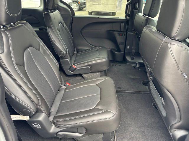 2027 Chrysler Pacifica Select AWD