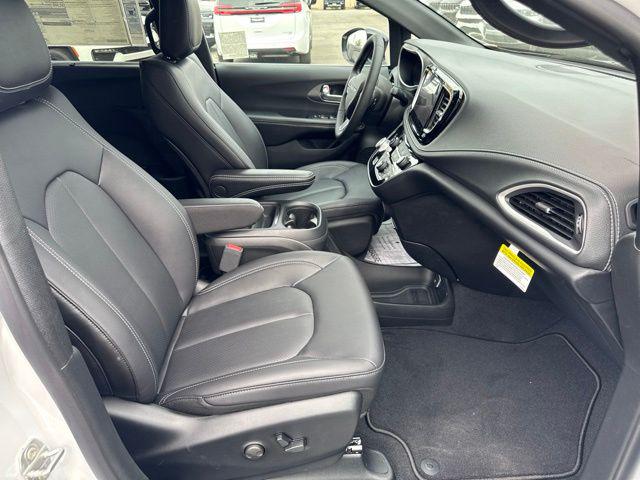 2027 Chrysler Pacifica Select AWD