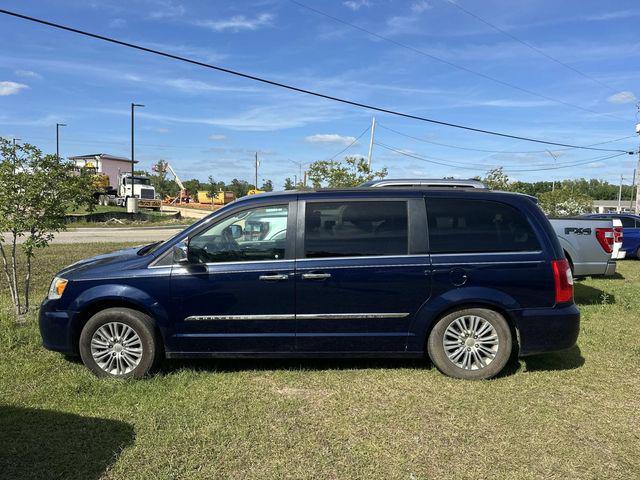 2016 Chrysler Town & Country Touring-L