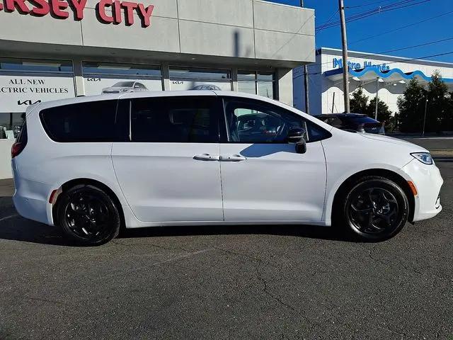 2024 Chrysler Pacifica Hybrid S Appearance Pkg