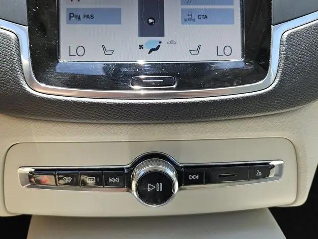2022 Volvo XC90 T5 Momentum 7 Passenger
