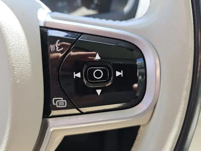2022 Volvo XC90 T5 Momentum 7 Passenger