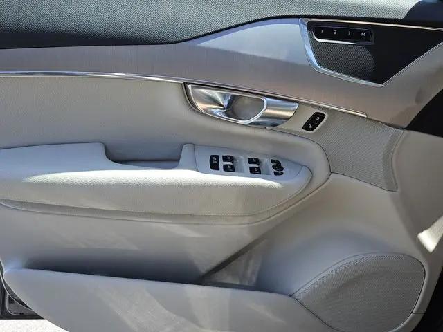 2022 Volvo XC90 T5 Momentum 7 Passenger