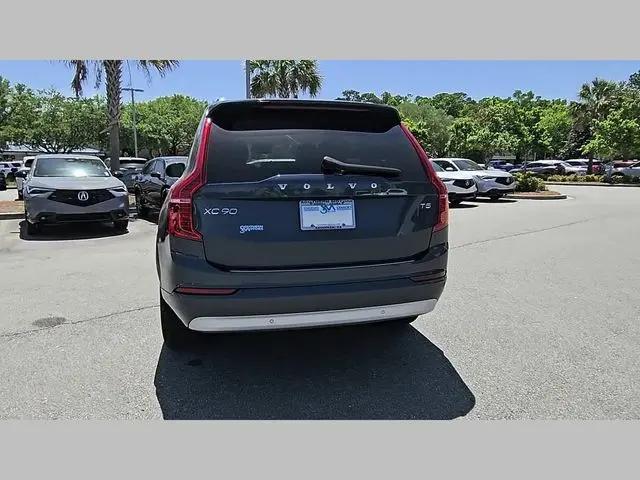 2022 Volvo XC90 T5 Momentum 7 Passenger
