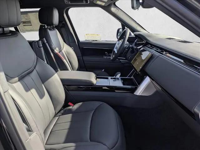 2026 Land Rover Range Rover P550e SE