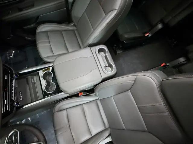 2025 Chevrolet Suburban 4WD RST