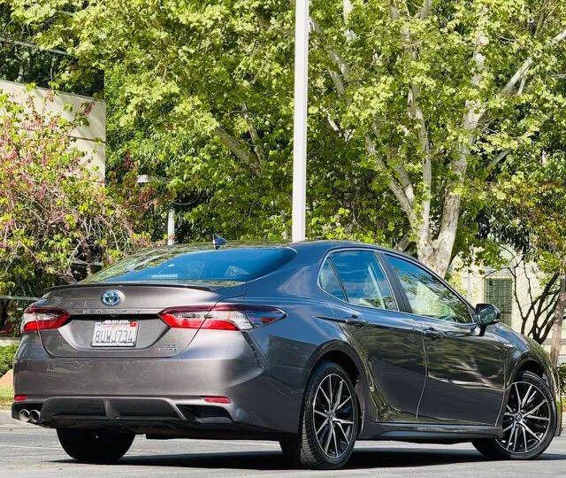 2021 Toyota Camry SE Hybrid