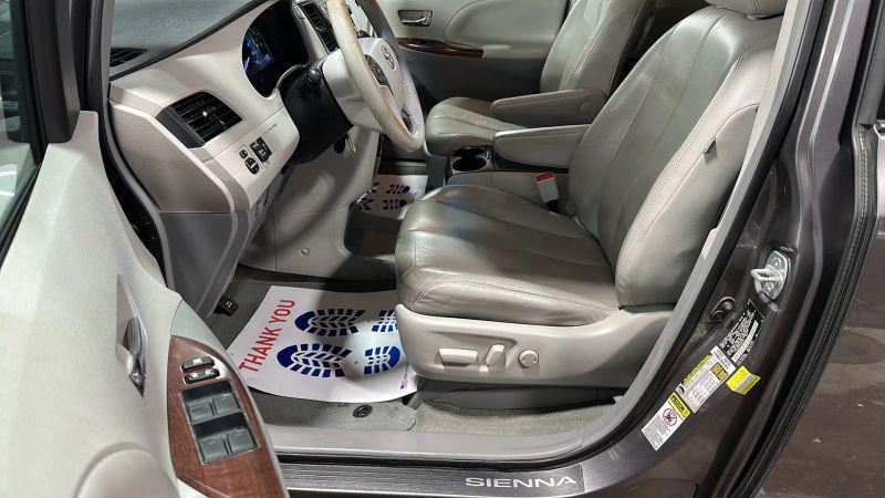 2014 Toyota Sienna XLE V6 8 Passenger