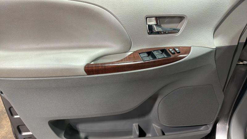 2014 Toyota Sienna XLE V6 8 Passenger