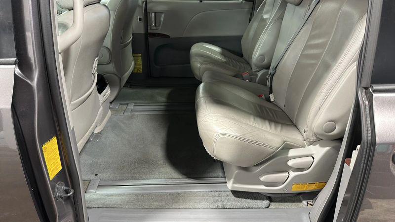2014 Toyota Sienna XLE V6 8 Passenger