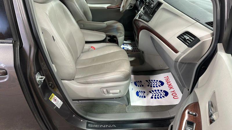 2014 Toyota Sienna XLE V6 8 Passenger
