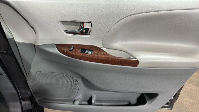 2014 Toyota Sienna XLE V6 8 Passenger
