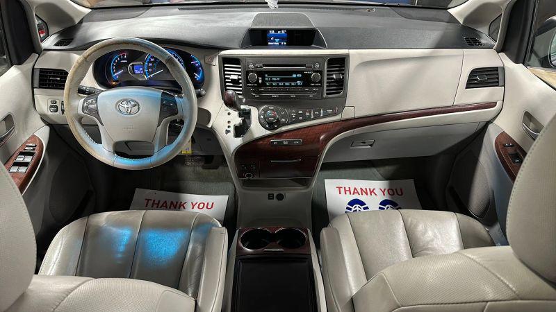2014 Toyota Sienna XLE V6 8 Passenger