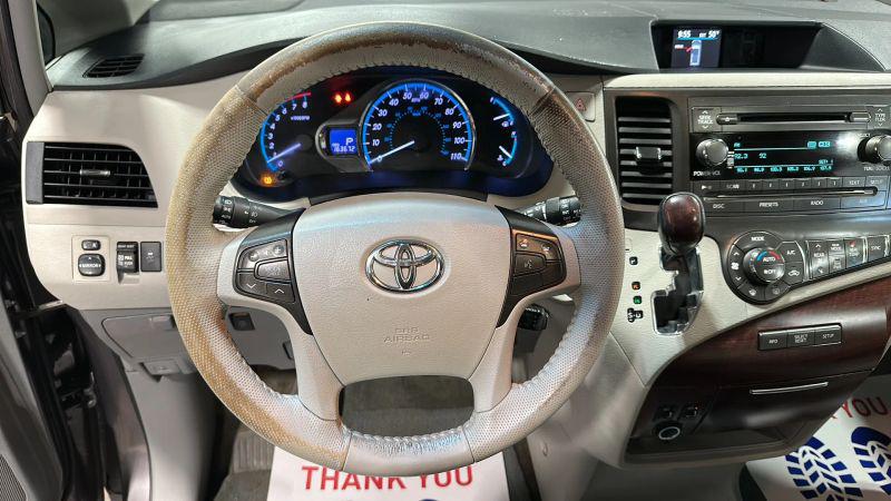 2014 Toyota Sienna XLE V6 8 Passenger