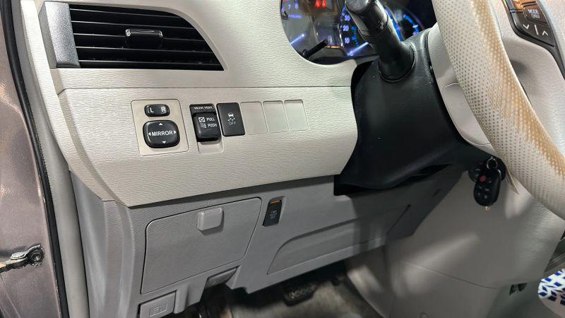 2014 Toyota Sienna XLE V6 8 Passenger