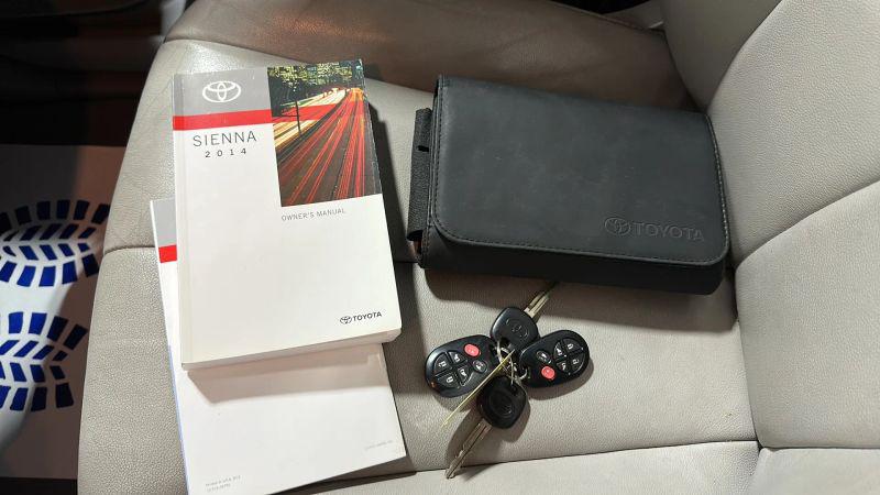 2014 Toyota Sienna XLE V6 8 Passenger
