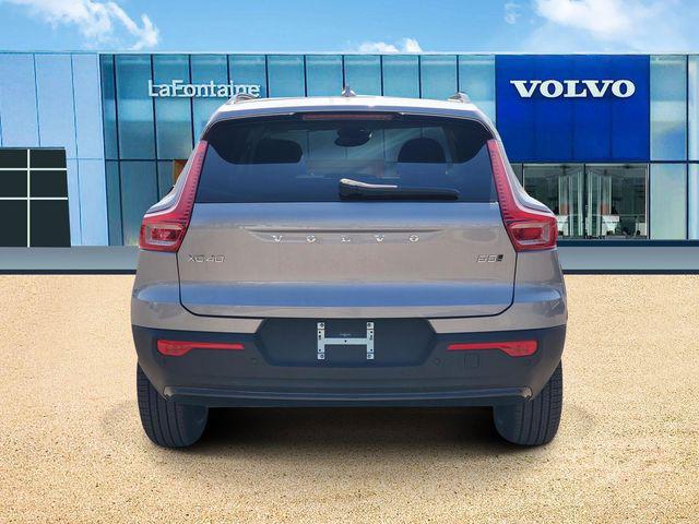 2026 Volvo XC40 Ultra, B5 AWD Gas (mild hybrid), Dark