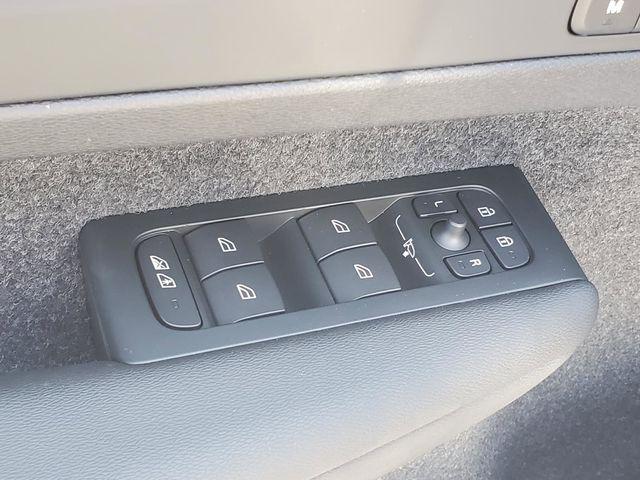 2026 Volvo XC40 Ultra, B5 AWD Gas (mild hybrid), Dark