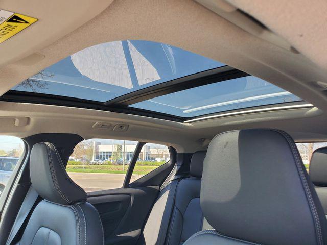 2026 Volvo XC40 Ultra, B5 AWD Gas (mild hybrid), Dark