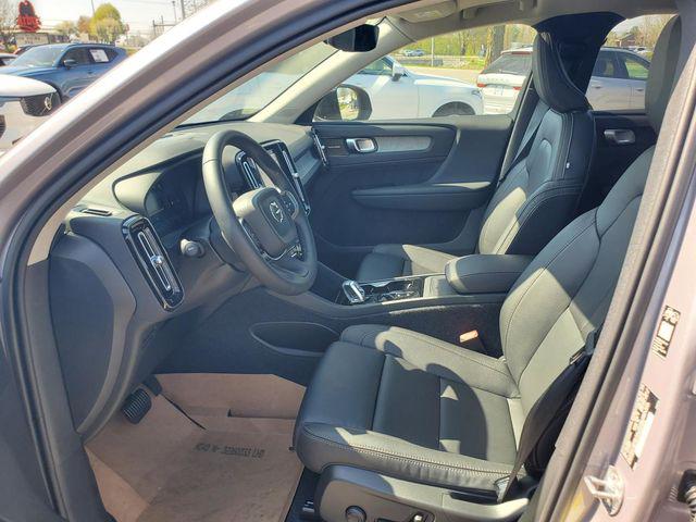 2026 Volvo XC40 Ultra, B5 AWD Gas (mild hybrid), Dark