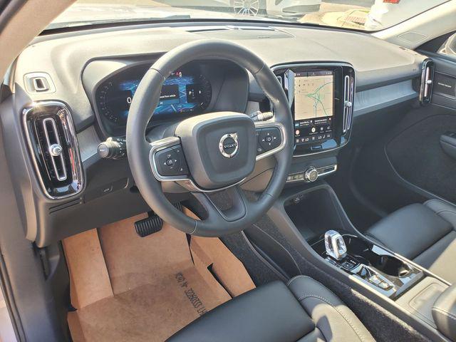 2026 Volvo XC40 Ultra, B5 AWD Gas (mild hybrid), Dark