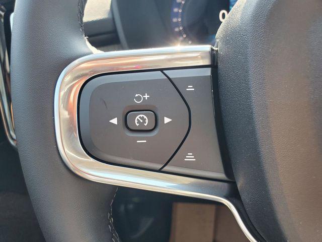 2026 Volvo XC40 Ultra, B5 AWD Gas (mild hybrid), Dark