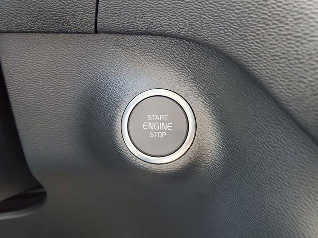 2026 Volvo XC40 Ultra, B5 AWD Gas (mild hybrid), Dark