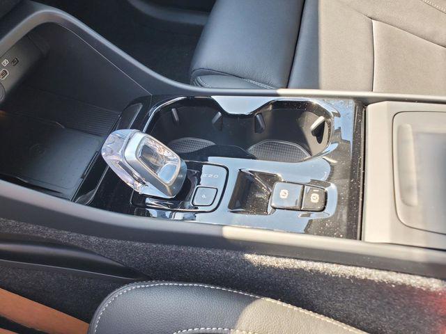 2026 Volvo XC40 Ultra, B5 AWD Gas (mild hybrid), Dark