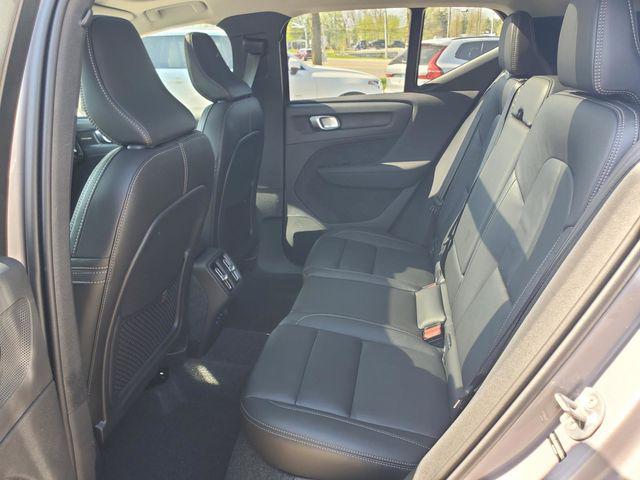 2026 Volvo XC40 Ultra, B5 AWD Gas (mild hybrid), Dark