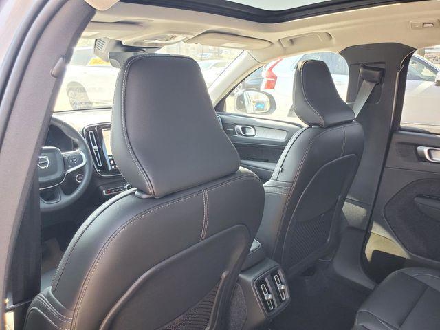 2026 Volvo XC40 Ultra, B5 AWD Gas (mild hybrid), Dark