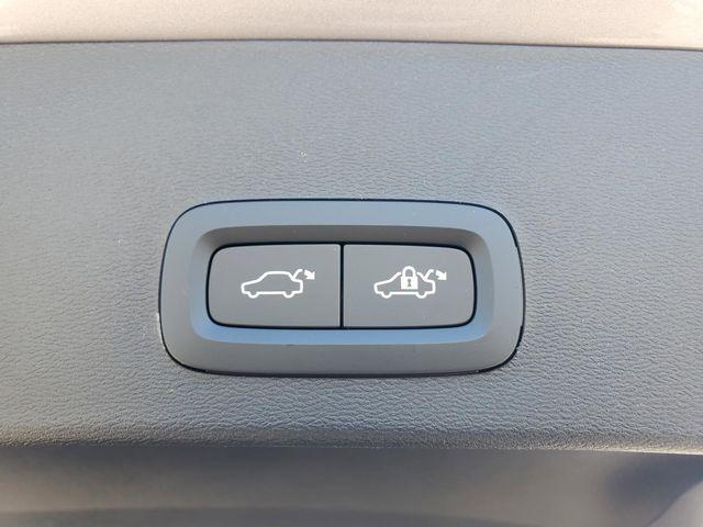 2026 Volvo XC40 Ultra, B5 AWD Gas (mild hybrid), Dark