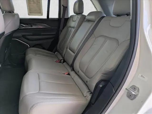 2022 Jeep Grand Cherokee Laredo 4x4