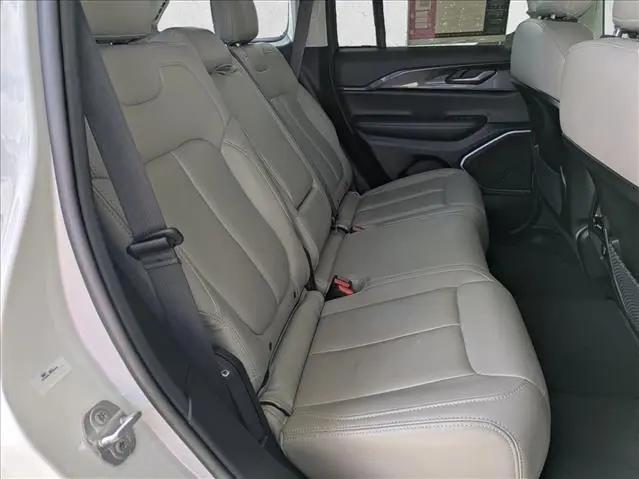 2022 Jeep Grand Cherokee Laredo 4x4