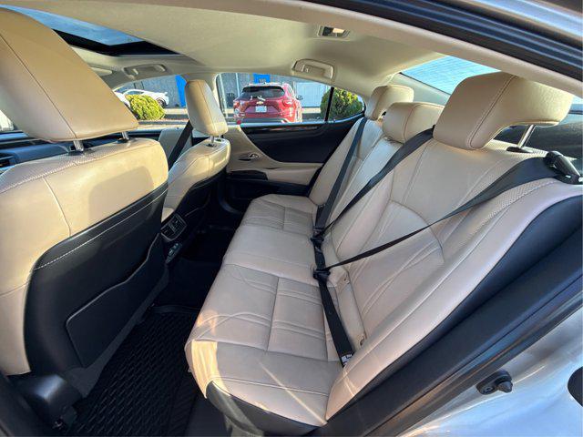 2020 Lexus ES 300h Signature