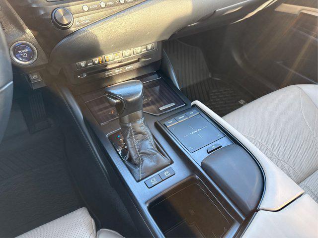 2020 Lexus ES 300h Signature
